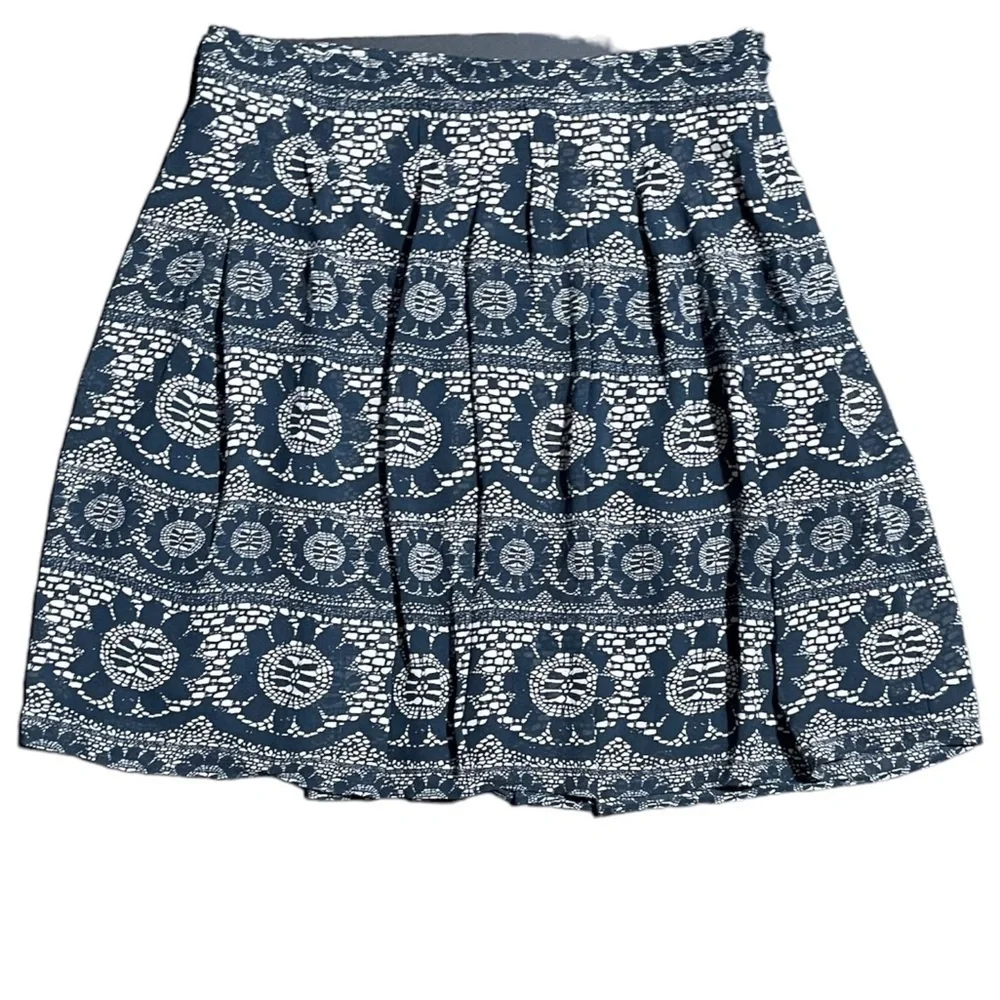 Women’s Gap Skirt Dark Blue and Cream Flower Lace Print Lined Pleated Size 1